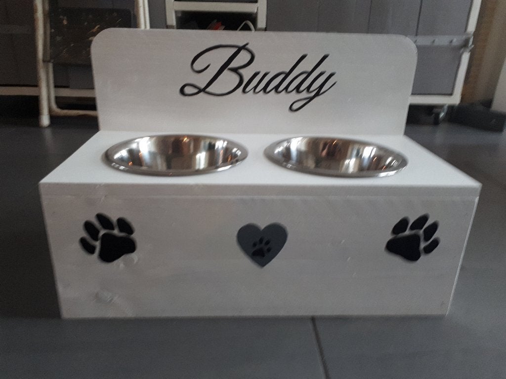 Luxe Houten Voerbakstandaard met Achterwand voor Hond & Kat!, Dieren en Toebehoren, RW Houtidee – handgemaakte houten voerbakstandaards voor hond en kat. Met RVS bakken, achterwand, kleur, naam en afbeelding naar wens. Diverse maten en hoogtes mogelijk. Praktisch, stijlvol, persoonlijk en uniek maatwerk voor elke hond en kat voor thuis!
