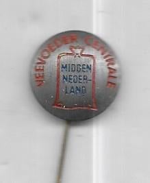 MIDDEN NEDERLAND VEEVOEDER CENTRALE SPELD, Verzamelen, Verzenden, Gebruikt, Overige onderwerpen, Speldje of Pin