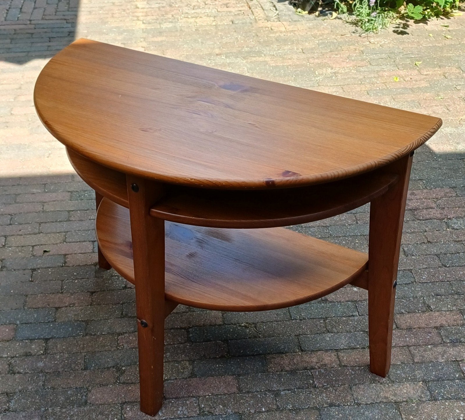 Halfrond bijzettafeltje. BxDxH=73x37x57 cm., Gebruikt, 55 tot 75 cm, Overige vormen, Hout