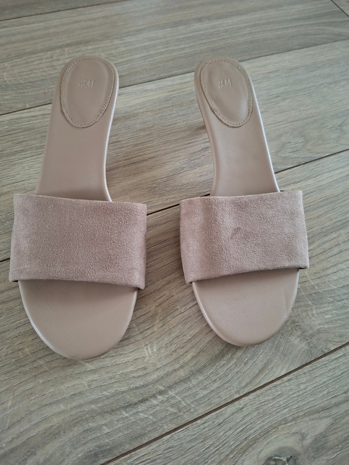 Leuke als nieuwe slippers/muiltjes kitten heel van H&M 40, Beige, Zo goed als nieuw, Sandalen of Muiltjes, Ophalen of Verzenden