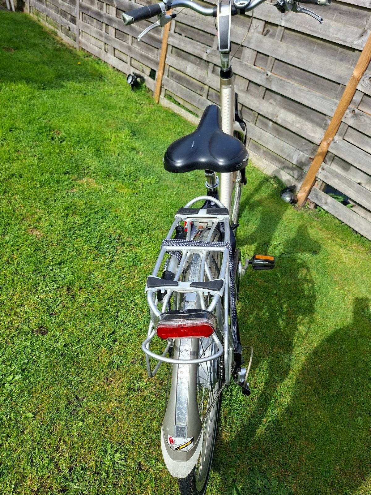 Foto 6 van batavus elektrische fiets met nog een handleiding erbij.