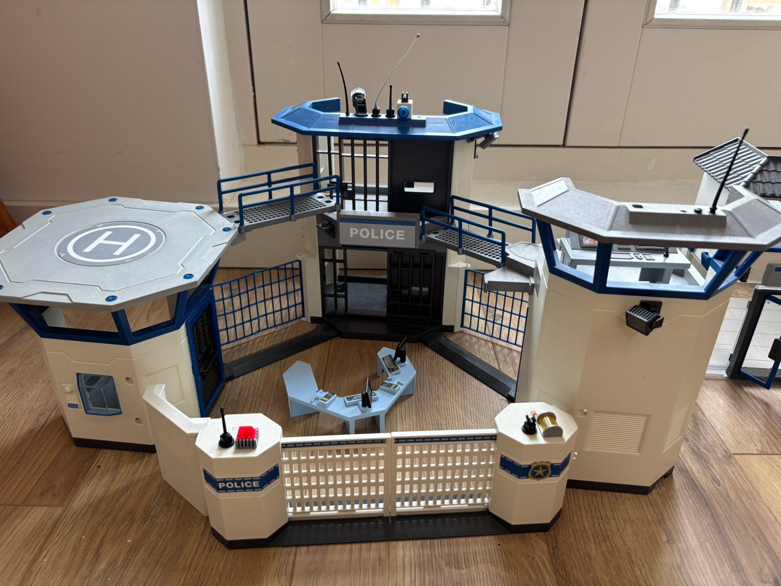 Playmobil politiebureau / gevangenis / helicopterplatform, Ophalen, Gebruikt