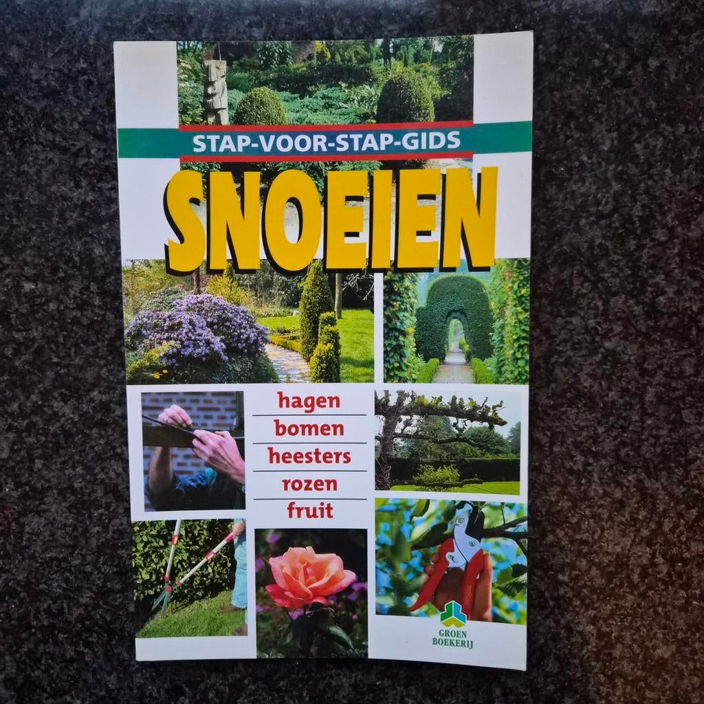 gids Snoeien: Hagen, Bomen, Heesters, Rozen,, Ophalen of Verzenden, Gelezen, Onbekend, Tuinieren en Tuinplanten