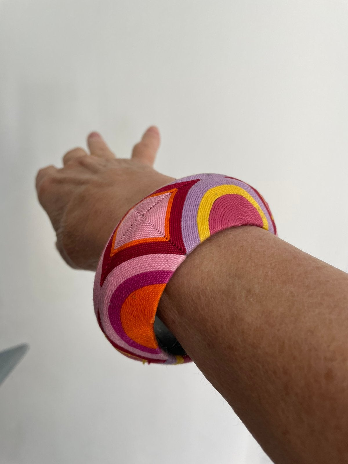 Armband met versiering van katoen garen bijzonder, Ophalen of Verzenden, Zo goed als nieuw, Rood