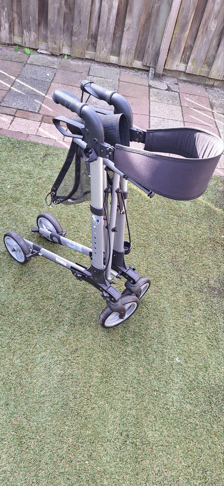 Rollator prachtig ,modern licht en plat opvouwen, Diversen, Ophalen, Zo goed als nieuw