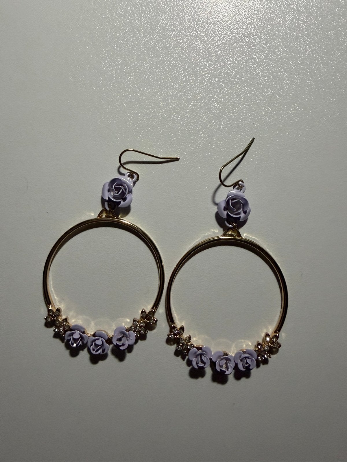 Gouden oorringen met paarse roosjes en strass, Ophalen, Overige materialen, Hangers, Paars
