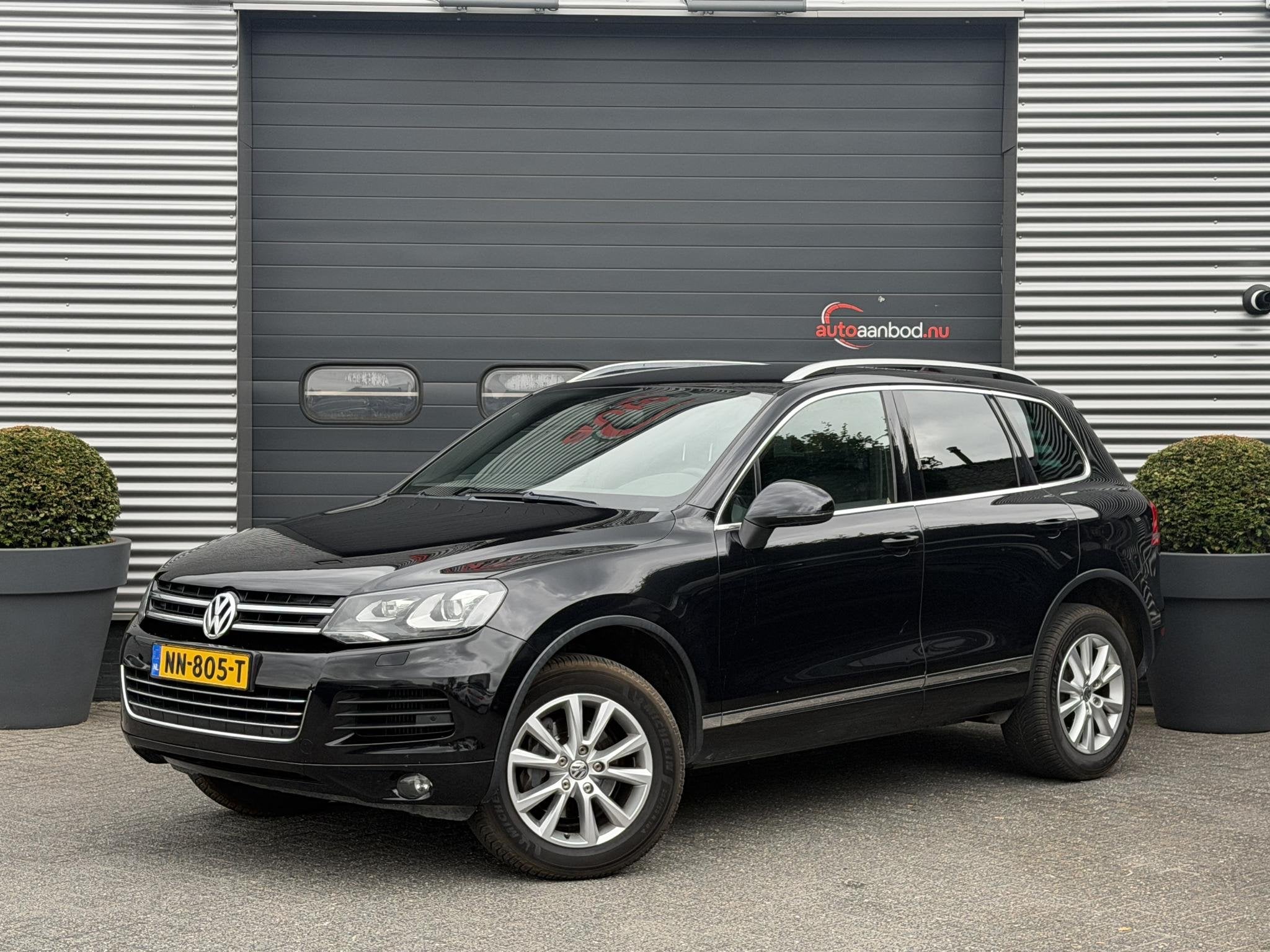 Volkswagen Touareg 3.0 TDI R-line | Luchtvering | Trekhaak |, Auto's, Euro 5, Gebruikt, Zwart, 255 €/maand