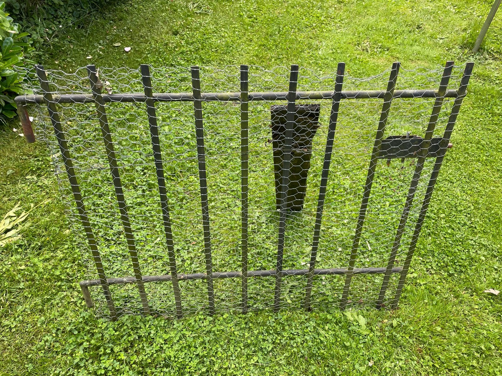 Gebruikt ijzeren hekwerk met gaas en poort, Met poort, Gebruikt, Ophalen of Verzenden, Gaashekwerk