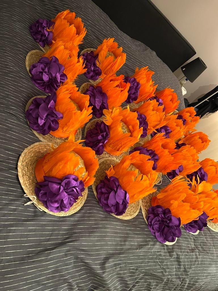 20x stro hoed / oranje veren + paarse bloem, Ophalen of Verzenden, Zo goed als nieuw, Carnaval, Accessoires