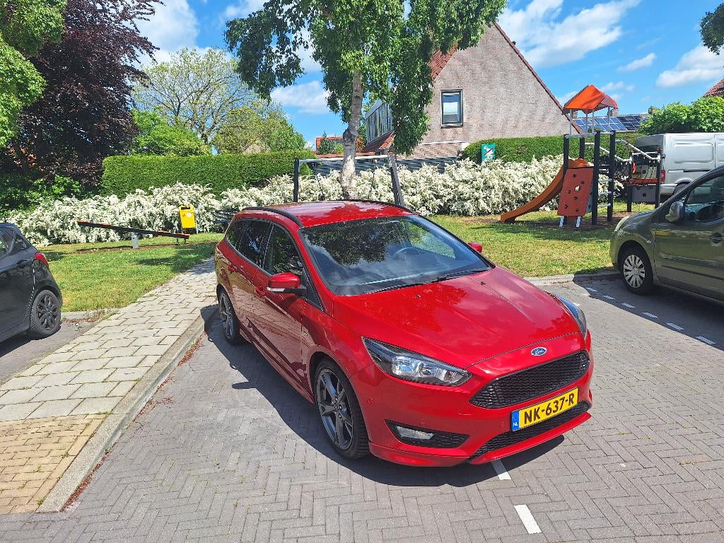 Ford Focus 1.0 Ecoboost 125pk 2017 Rood, Zwart, Navigatiesysteem, Origineel Nederlands, Handgeschakeld