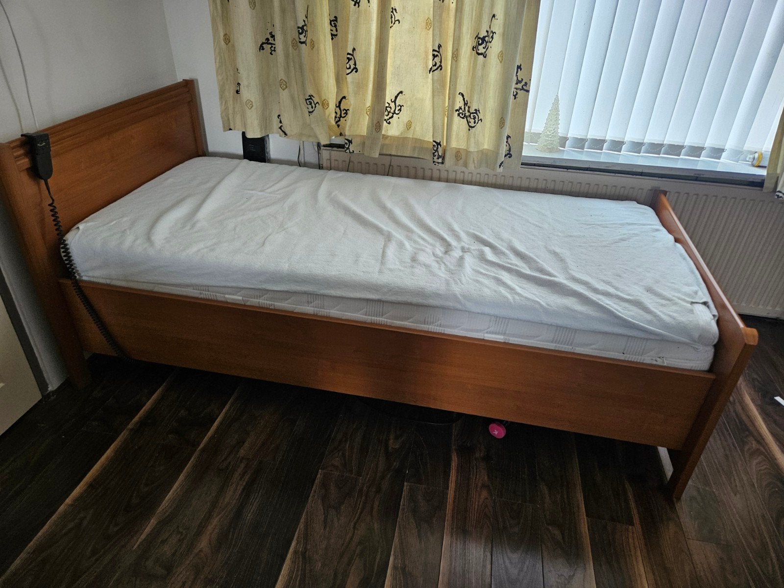 1PERSBED 90 X 200 CM+ELEKTRISCH VERSTEL.BODEM EN EVT.MATRAS, Ophalen, Verstelbaar, 90 cm, Eenpersoons