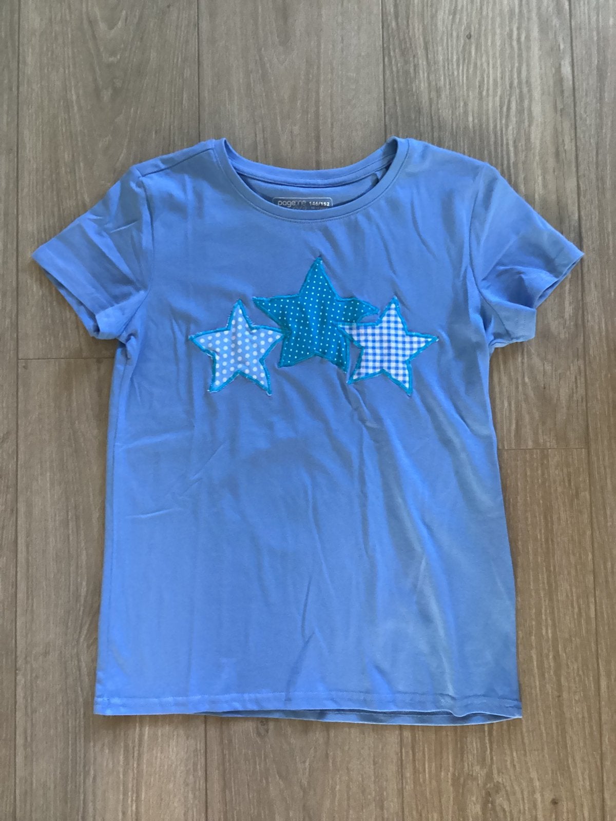 Licht blauw shirt patchwork sterren gepersonaliseerd 146-152, Ophalen of Verzenden, Nieuw, Jongen of Meisje, Shirt of Longsleeve