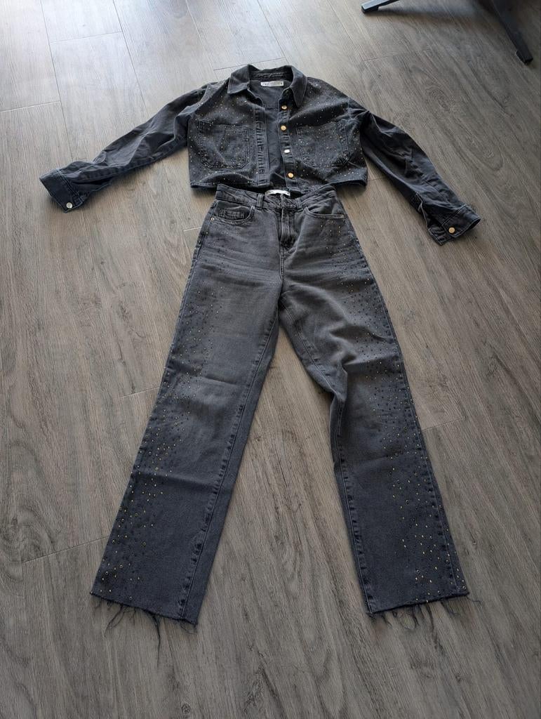 Zara spijkerpak met studs - XS, Zara, Ophalen of Verzenden, Zo goed als nieuw, W27 (confectie 34) of kleiner