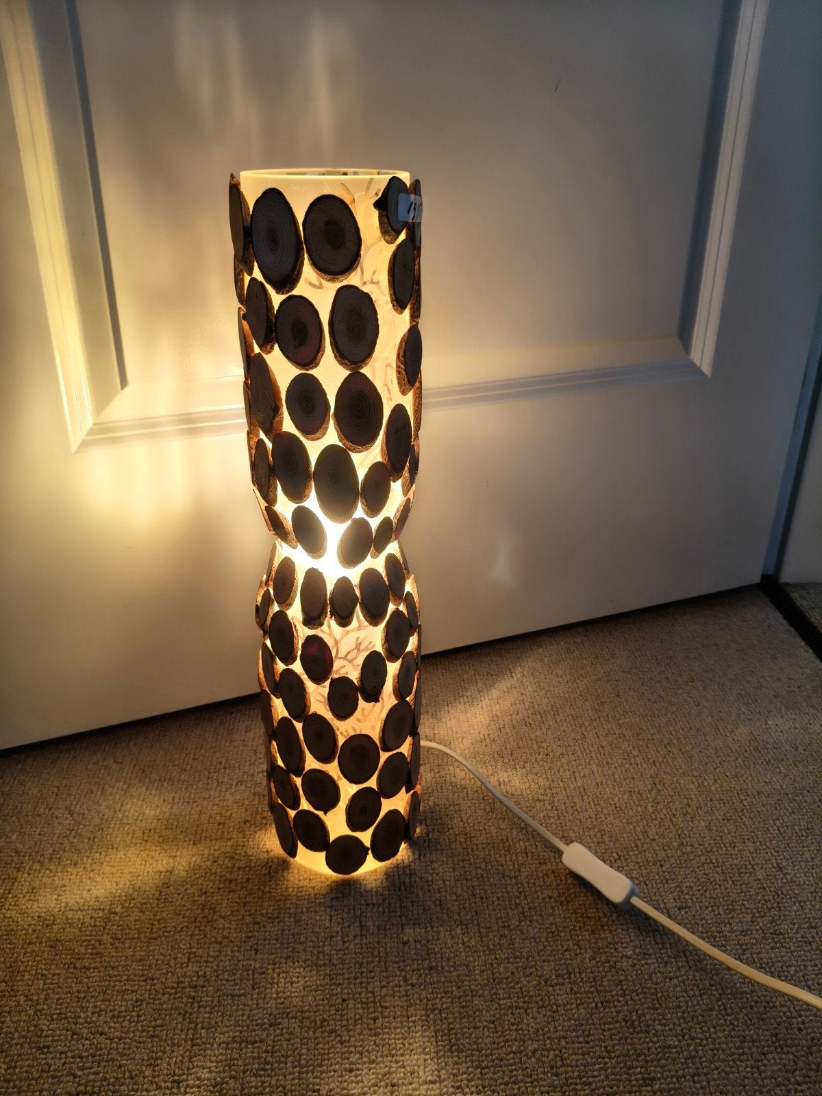 Sfeervolle staande lamp van bewerkt glas en houtschijfjes, Gebruikt, Ambachtelijk, Sfeervol, Ophalen of Verzenden, Minder dan 100 cm