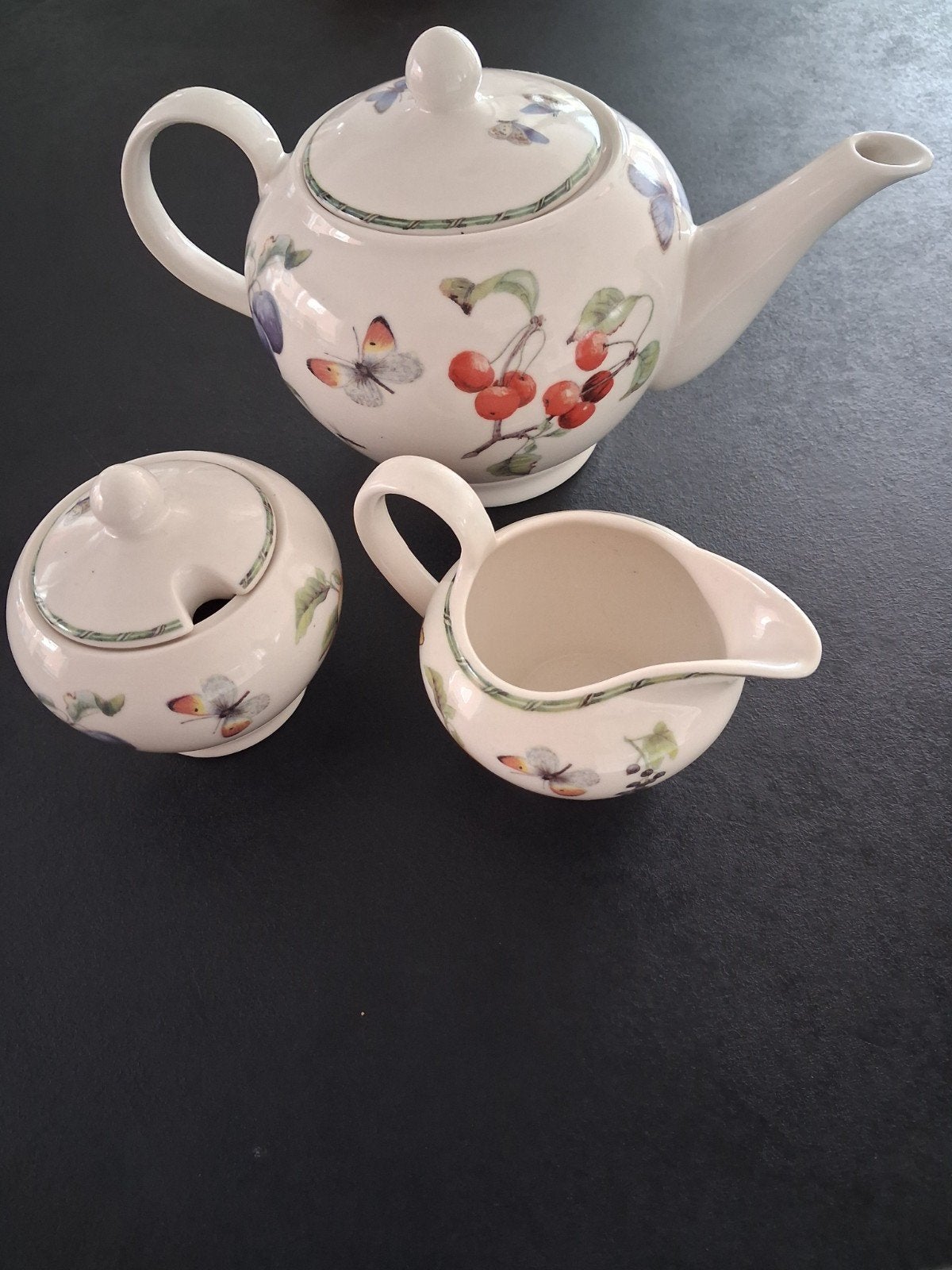 Theepot met suikerpot en melkkan - Vlinders en kersen, Ophalen, Zo goed als nieuw