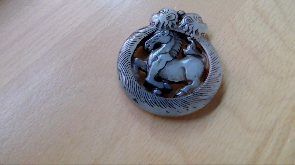Antieke Chinese Jade Hanger met Paard en Draken, Beige, Ophalen of Verzenden, Handgemaakt, Steen/keramiek