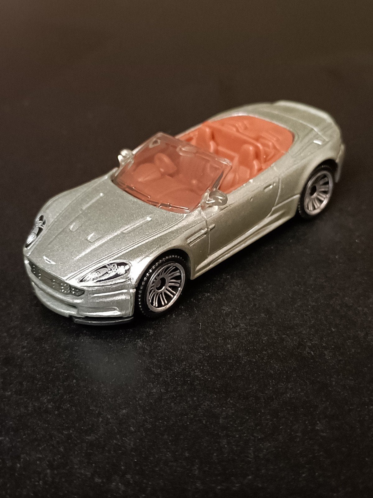 matchbox Aston Martin DBS schaalmodel - Zilver, Ophalen of Verzenden, Zo goed als nieuw, Auto