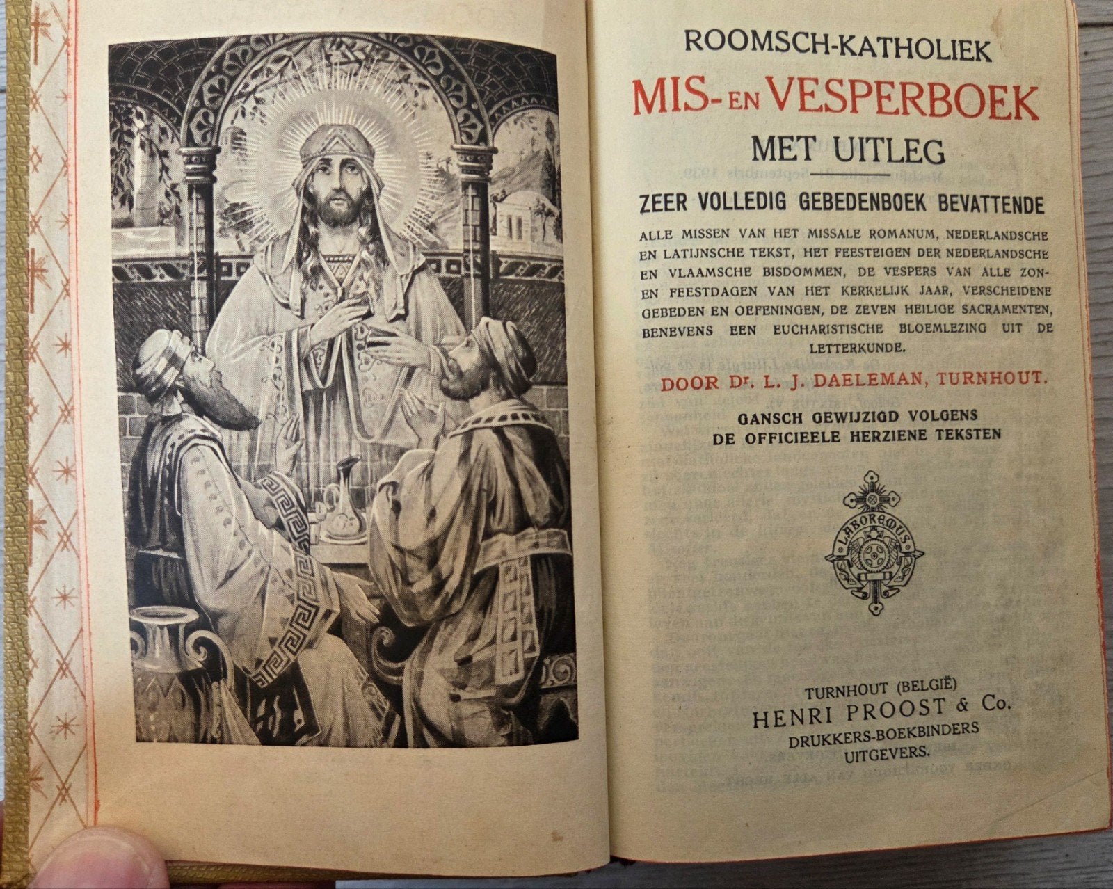 Roomsch-Katholiek Mis- en Vespersboek met uitleg, Ophalen of Verzenden, Dr. L.J. Daelemans