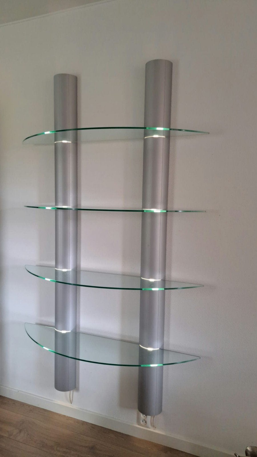 Glazen open vitrinekast met geslepen planken en verlichting, Ophalen, Met plank(en), Gebruikt, 50 tot 100 cm
