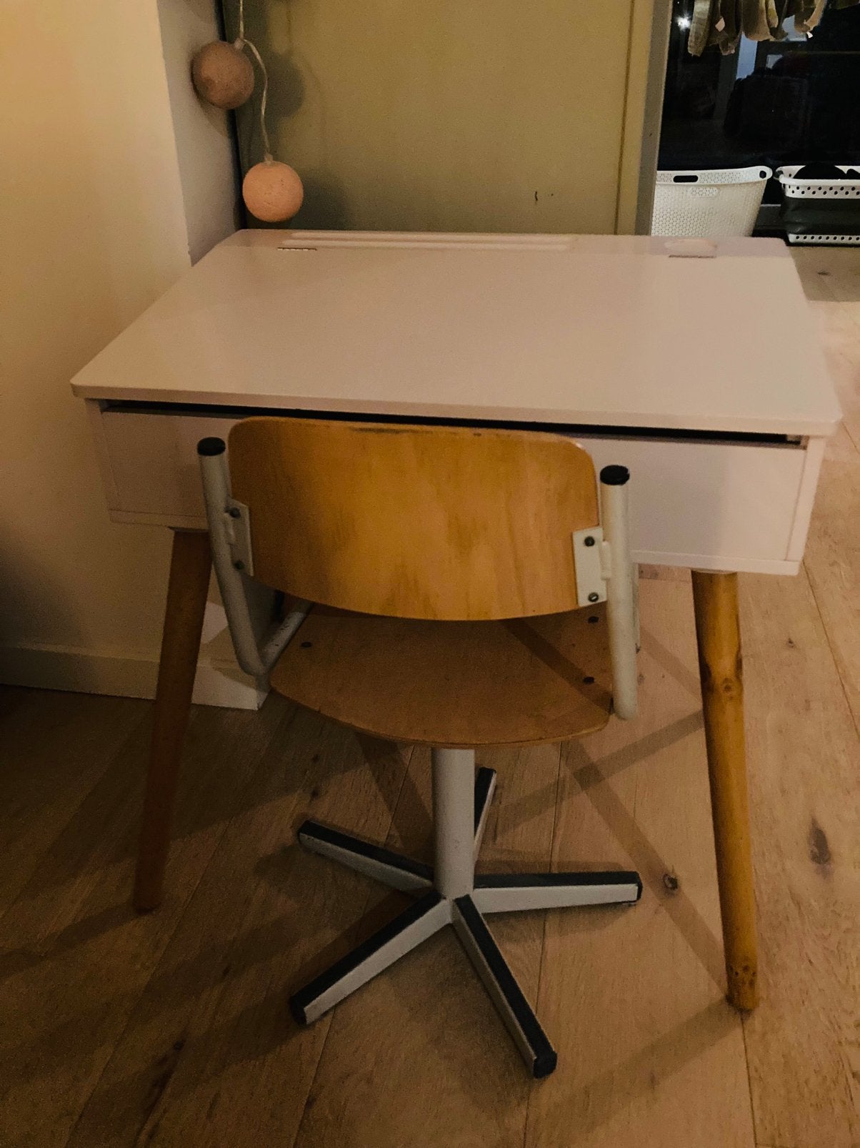 Klein klepbureautje lichtroze met bijpassend retro stoeltje, Ophalen, Gebruikt, Tafel(s) en Stoel(en)