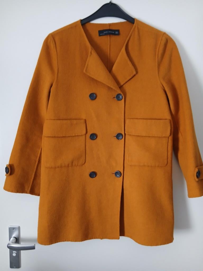 Nieuwstaat, hand-made, okergele peacoat tussenjas, mt M Zara, Ophalen of Verzenden, Nieuw, Geel