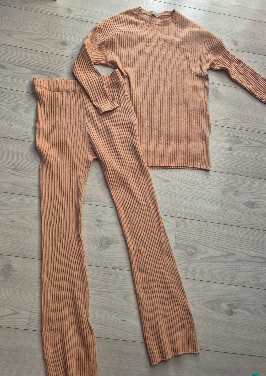 Leuke zalm/beige comfyset compleet pakmaat L, Kleding | Dames, Huispakken, Verzenden, Zo goed als nieuw, Maat 38/40 (M), Beige