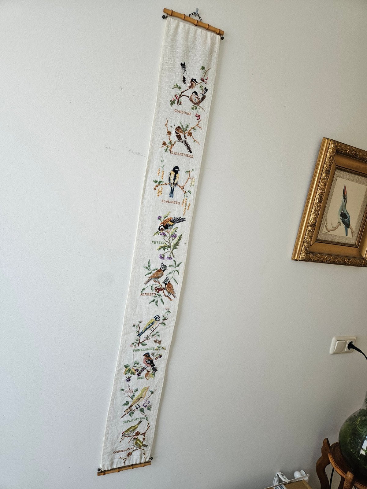 Vintage geborduurd wandkleed met vogels en bamboe, Gebruikt, Ophalen of Verzenden, Handgemaakt, Meerkleurig