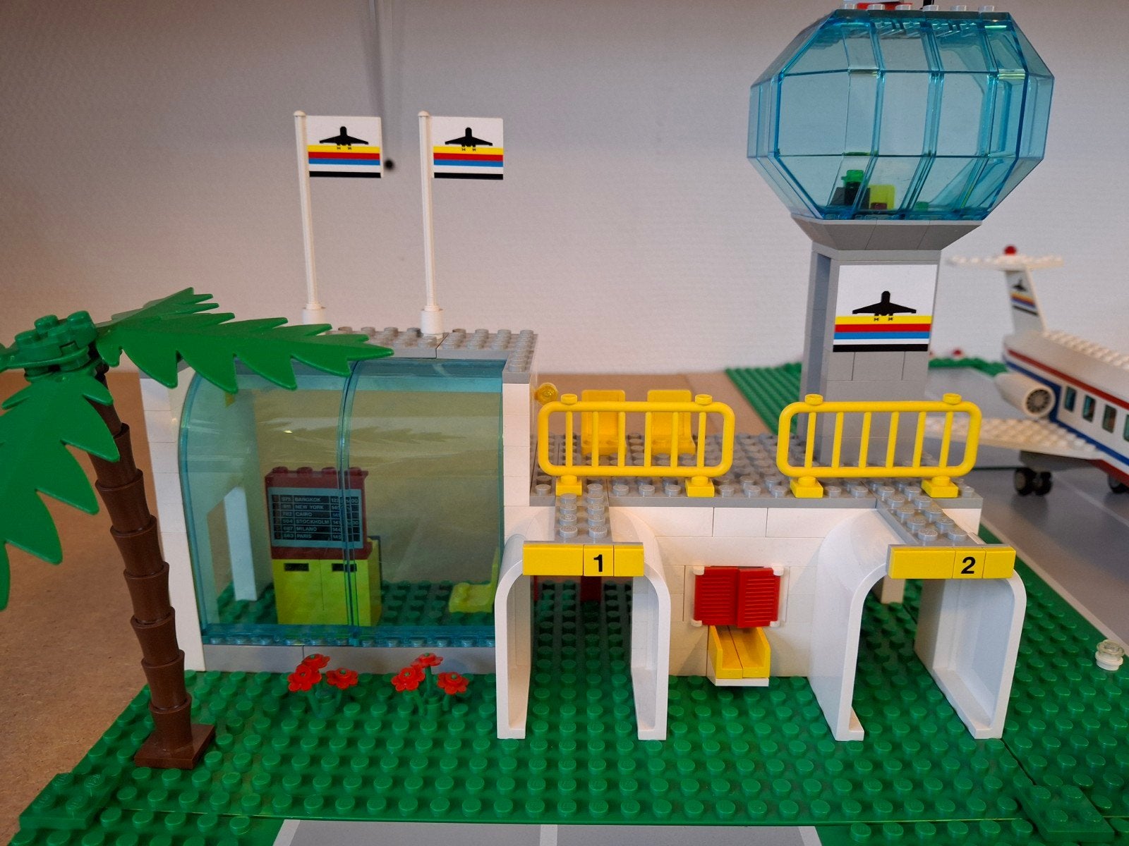 Lego 6396 International Jetport. Jaren 90 Classic Town, Compleet, Lego, Info@lego.com, 33 Bath Road, Slough, UK