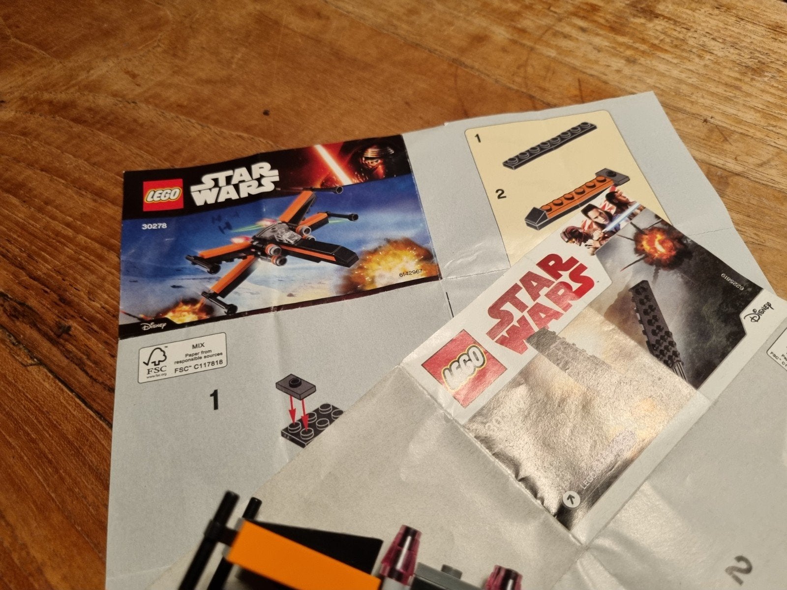 Foto 7 van LEGO Star Wars Kylo Ren's Shuttle (30380) uit 2016