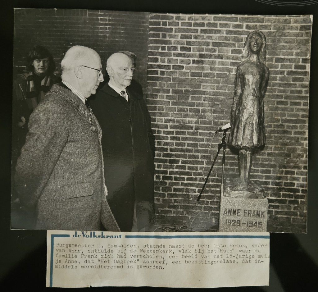 Originele persfoto: Onthulling Anne Frank beeld (1977), 1960 tot 1980, Gebruikt, Foto, Ophalen of Verzenden