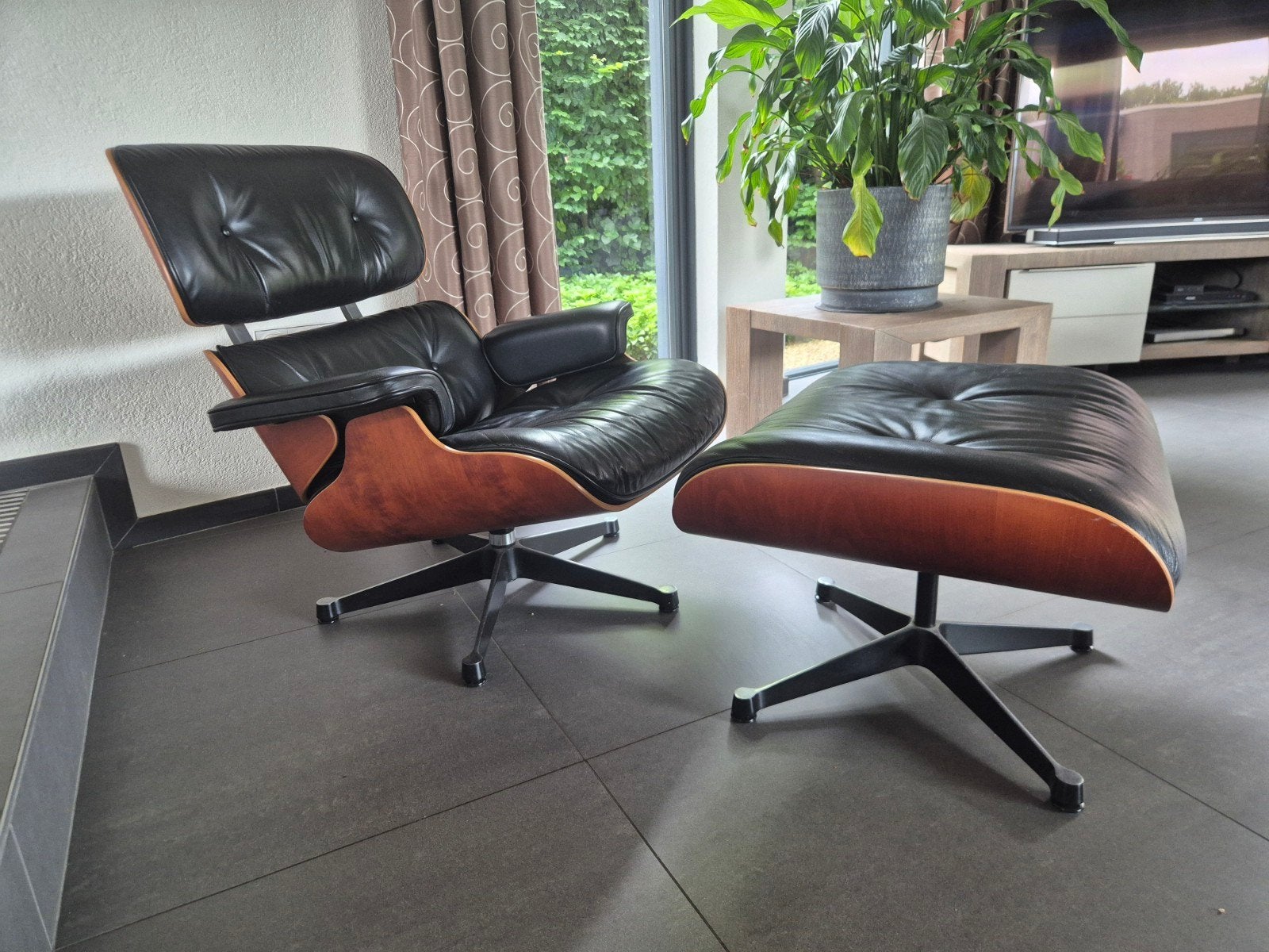 Vitra Charles Eames Fauteuil Chair + Ottoman set zwart leder, Ophalen, Gebruikt, 75 tot 100 cm, 50 tot 75 cm