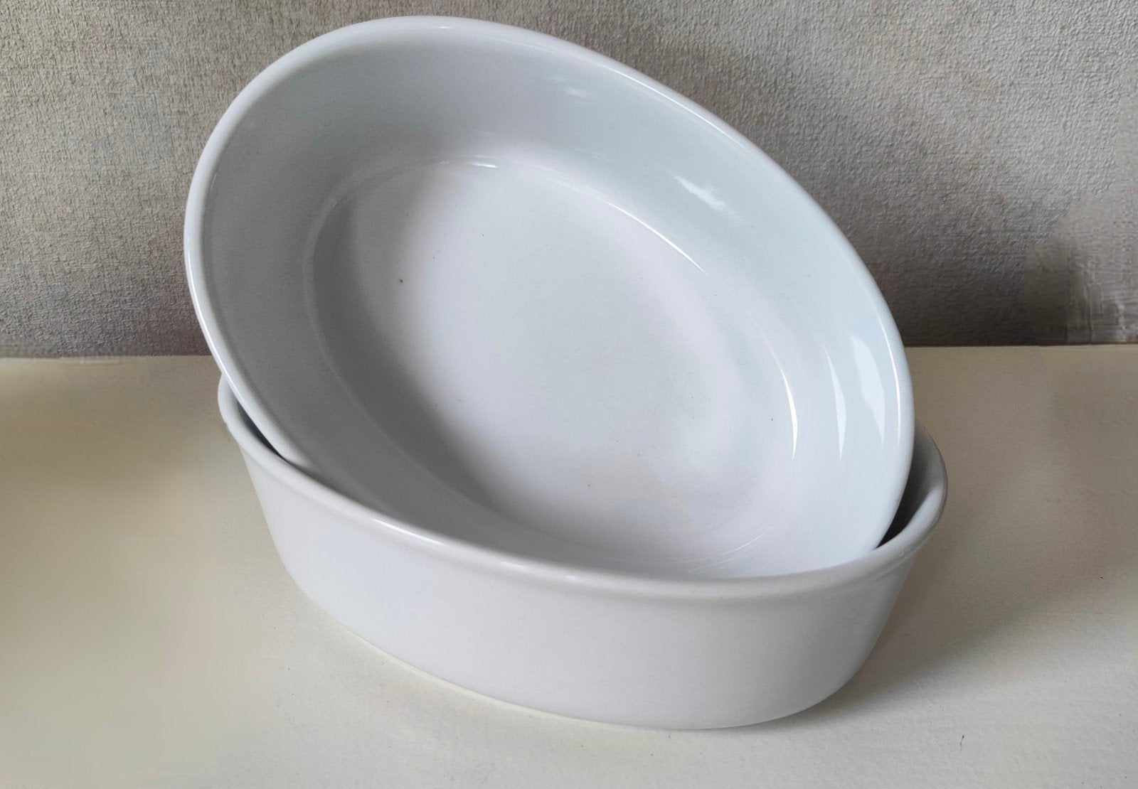 2 Witte ovalen serveer-/ovenschalen 12 cm x 17,5 cm, Huis en Inrichting, Overige merken, Keramiek, Ophalen of Verzenden, Modern