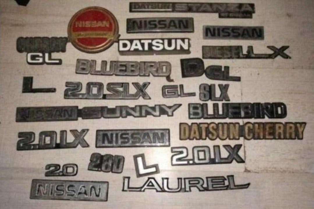 diverse oudere DATSUN NISSAN emblemen, Ophalen of Verzenden