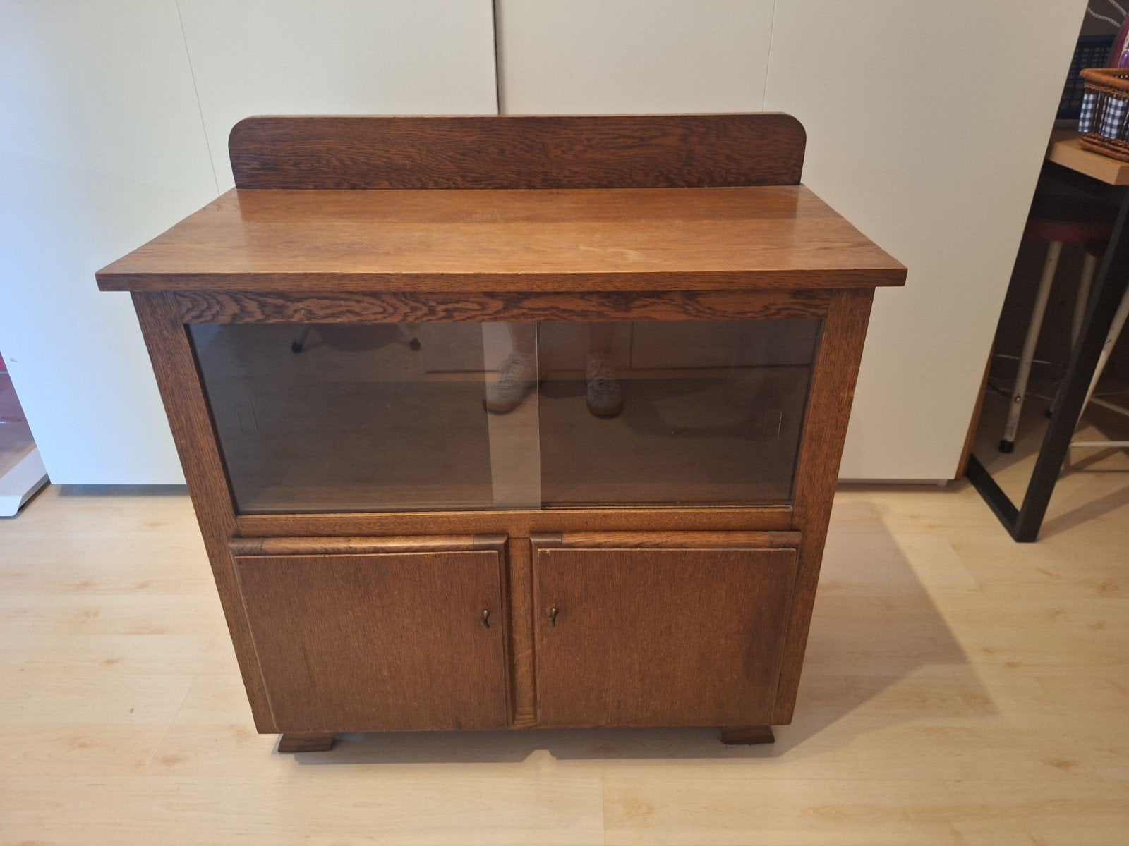 Vintage theekastje met glazen schuifdeuren, Antiek en Kunst, Antiek | Meubels | Kasten, Ophalen