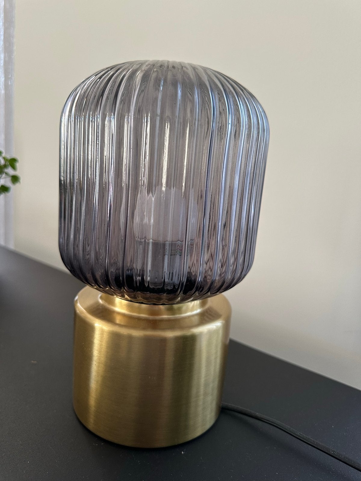 Twee moderne Tafellampen met Geribbeld Glas en Gouden Voet, Ophalen, Met schakelaar, Goud, E14 (klein)