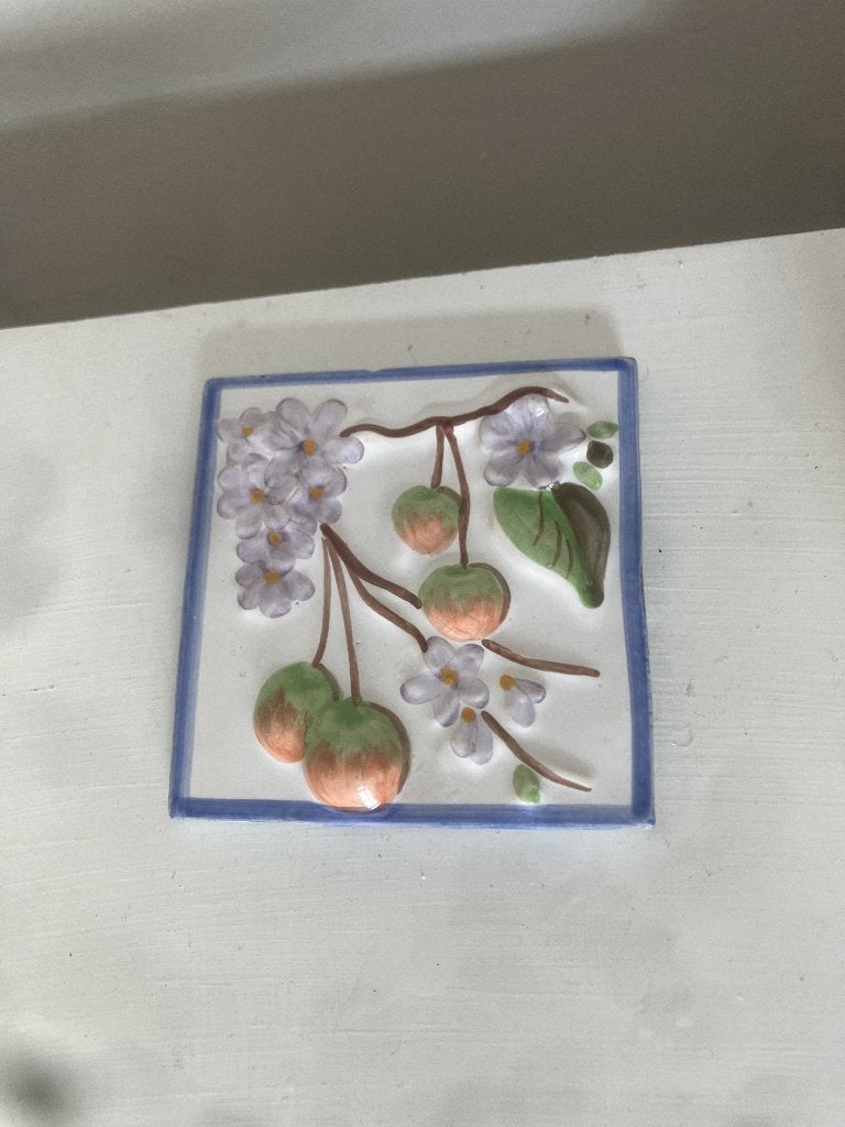 Vintage keramische wandtegel van bloemen en vruchten., Ophalen of Verzenden