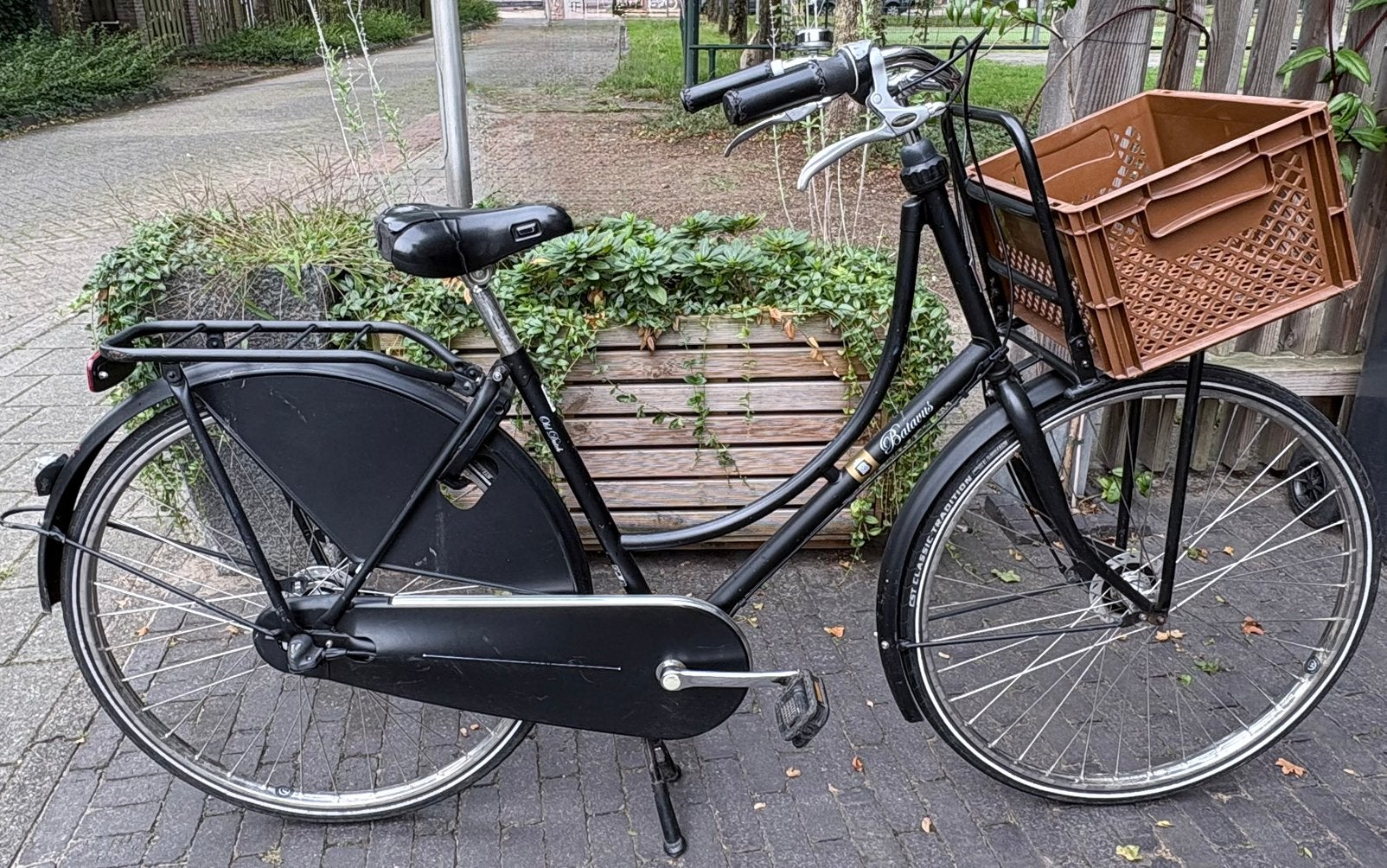 Mooie zwarte Batavus transportfiets 28 inch met fietsmand, Ophalen, 53 tot 56 cm, Gebruikt, Handrem