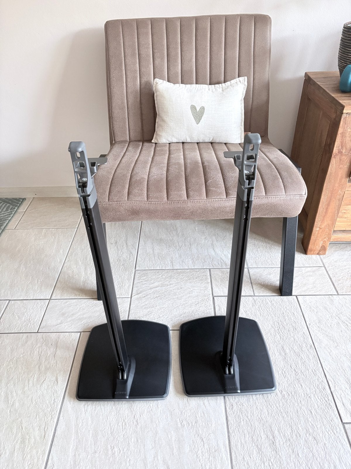 Sanus WSSA1 & WSSA2 A/V Speaker Stands - Zo goed als nieuw, Audio, Tv en Foto, Inclusief standaarden, Overige typen, Zo goed als nieuw