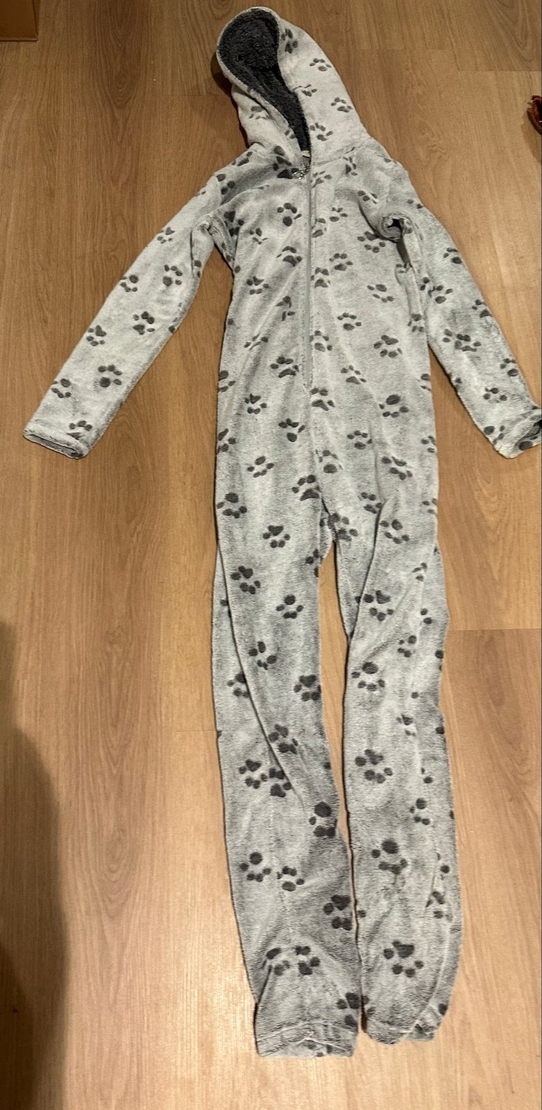 Zachte grijze onesie met pootafdrukken - BEL&BO maat 116, Kinderen en Baby's, Kinderkleding | Maat 116, Ophalen, Nieuw, Jongen of Meisje