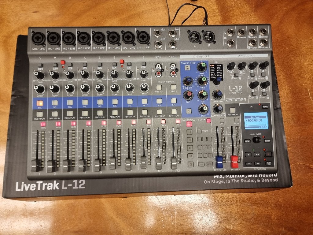 Zoom LiveTrak L-12 mixer in goede staat, Ophalen of Verzenden, Zo goed als nieuw, 5 tot 10 kanalen, Microfooningang