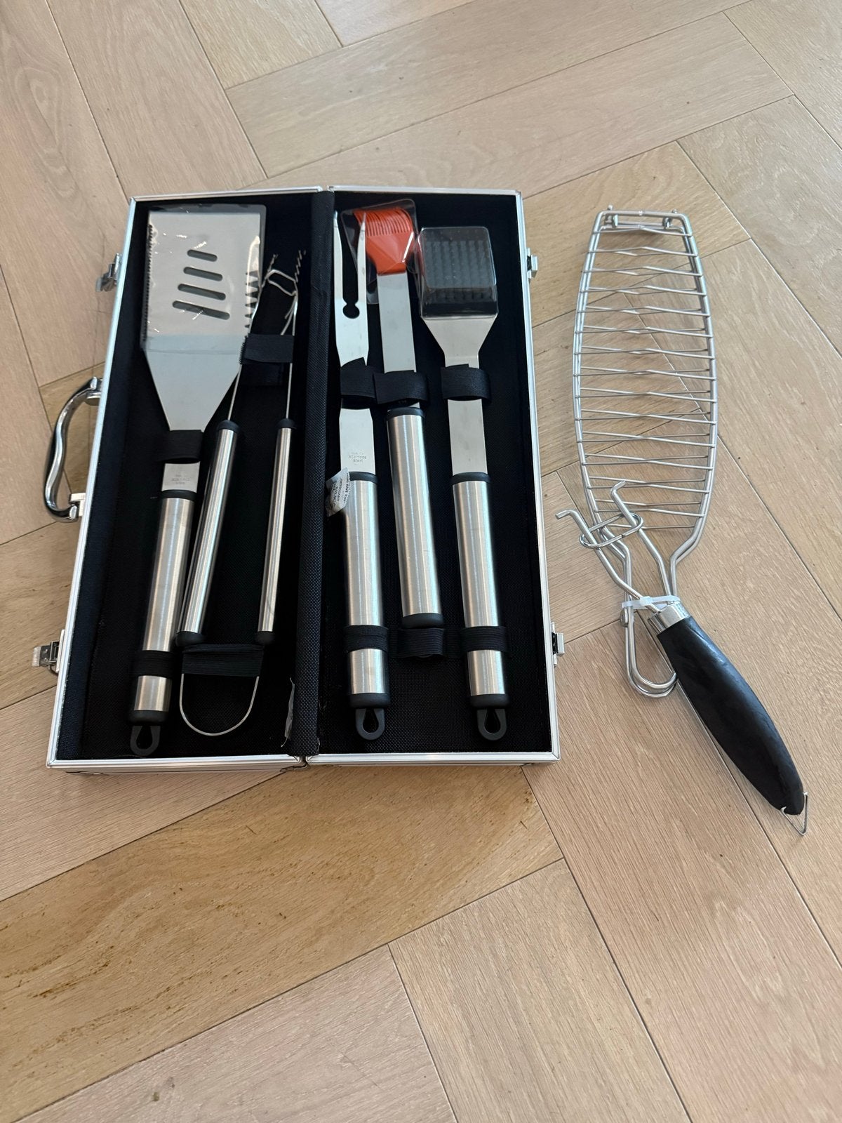 Nieuwe BBQ set in koffer met visklem - Nooit gebruikt!, Ophalen of Verzenden, Nieuw