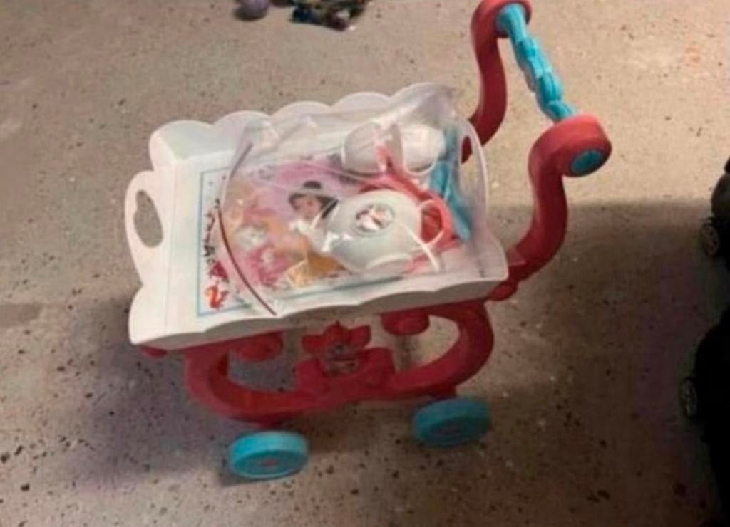 Thee wagen prinsessen, Ophalen, Zo goed als nieuw, Beeldje of Figuurtje