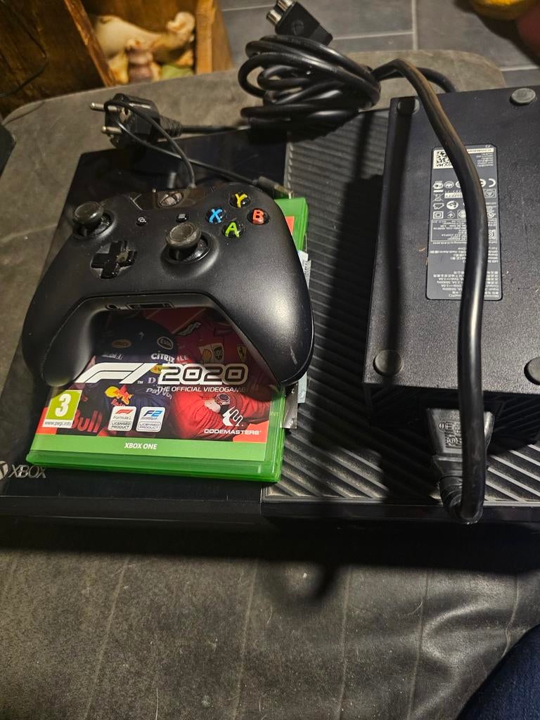 Te koop Xbox one met controller en formule 1 2020, Ophalen of Verzenden, Zo goed als nieuw, Met 1 controller, Met games