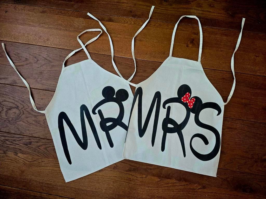 NIEUW Disney Mickey en Minnie: Mr & Mrs schortjes / aprons, Ophalen of Verzenden, Mickey Mouse, Nieuw, Beeldje of Figuurtje