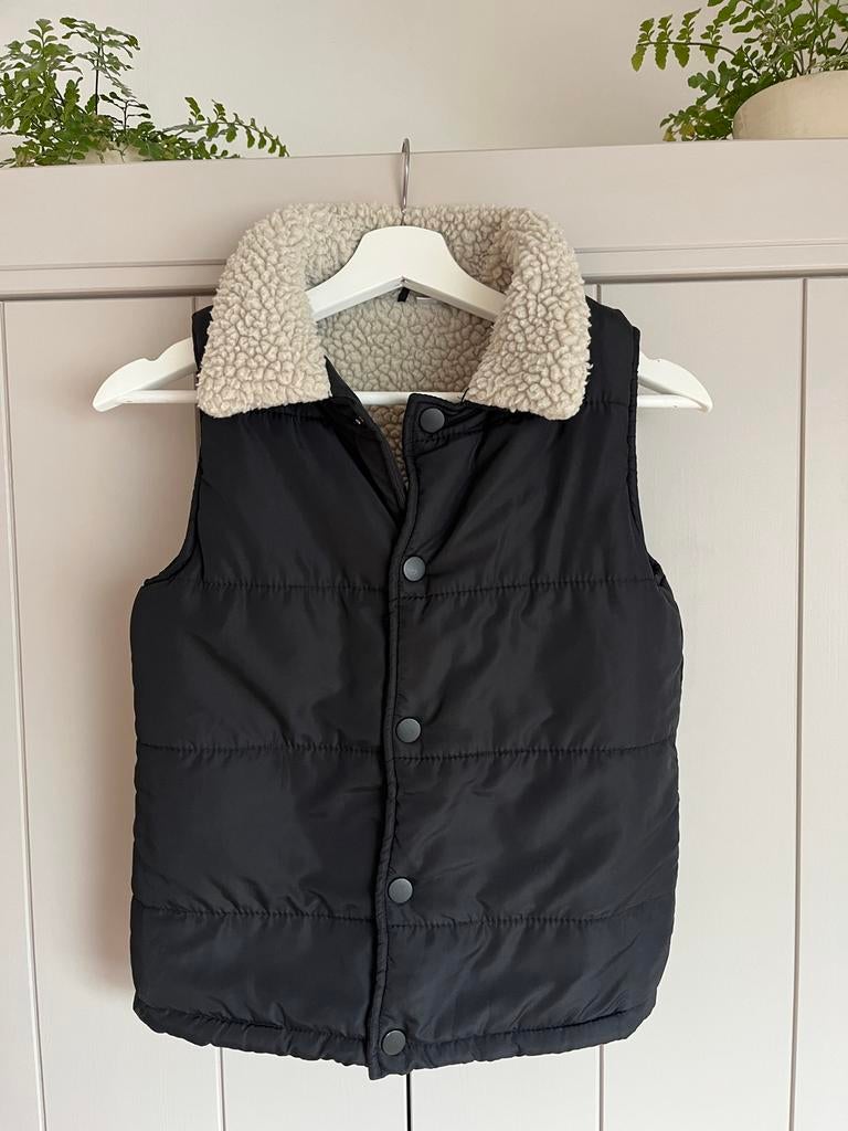 Gevoerde bodywarmer zwart met ‘schapenvachtje’ maat 134, Ophalen of Verzenden, Zo goed als nieuw, Jongen of Meisje, Jas