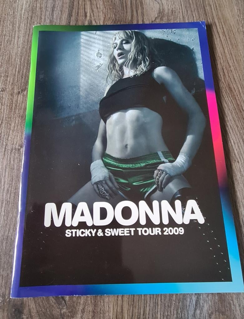 Madonna Sticky & Sweet Tourboek 2009 - Officieel!, Verzamelen, Muziek, Artiesten en Beroemdheden, Ophalen of Verzenden, Nieuw