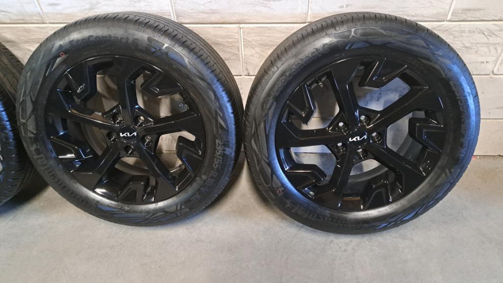 Foto 10 van Zwarte velgen Sportage Sorento Kona RAV4 Vitara 235/55/18