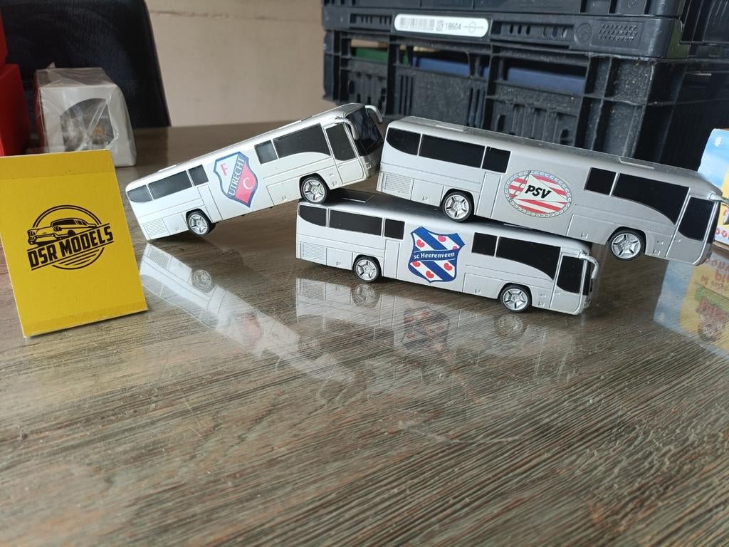 3 spelers bussen FC Utrecht PSV Heerenveen, Hobby en Vrije tijd, Modelauto's | Overige schalen, Zo goed als nieuw, Bus of Vrachtwagen
