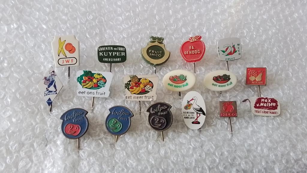 16 verschillende speldjes en een broche van fruit, Verzamelen, Ophalen of Verzenden, Zo goed als nieuw, Overige onderwerpen