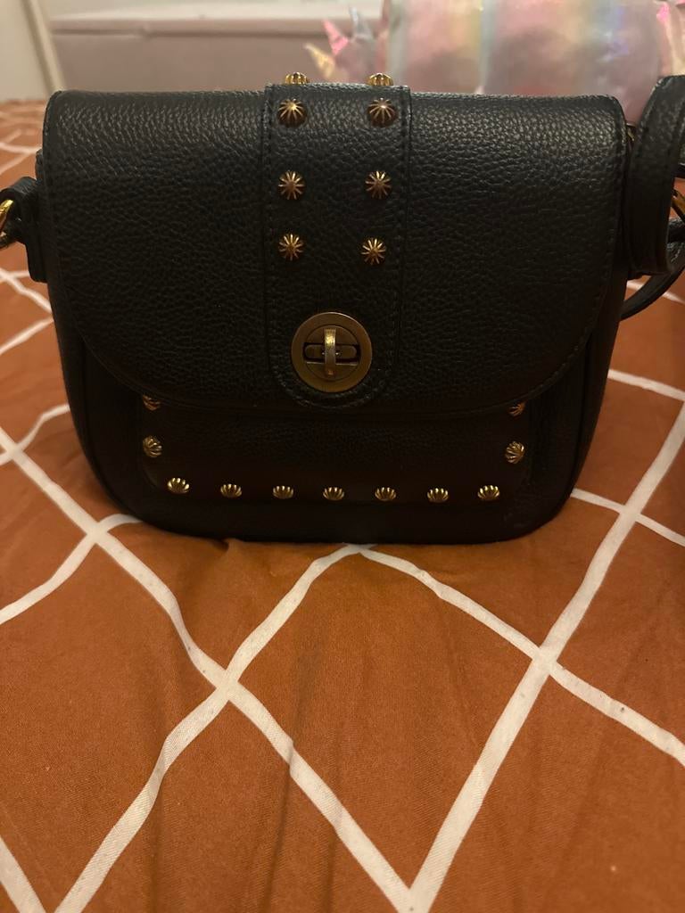 Zwarte schoudertas met studs, Ophalen of Verzenden, Zo goed als nieuw, Zwart, Schoudertasje